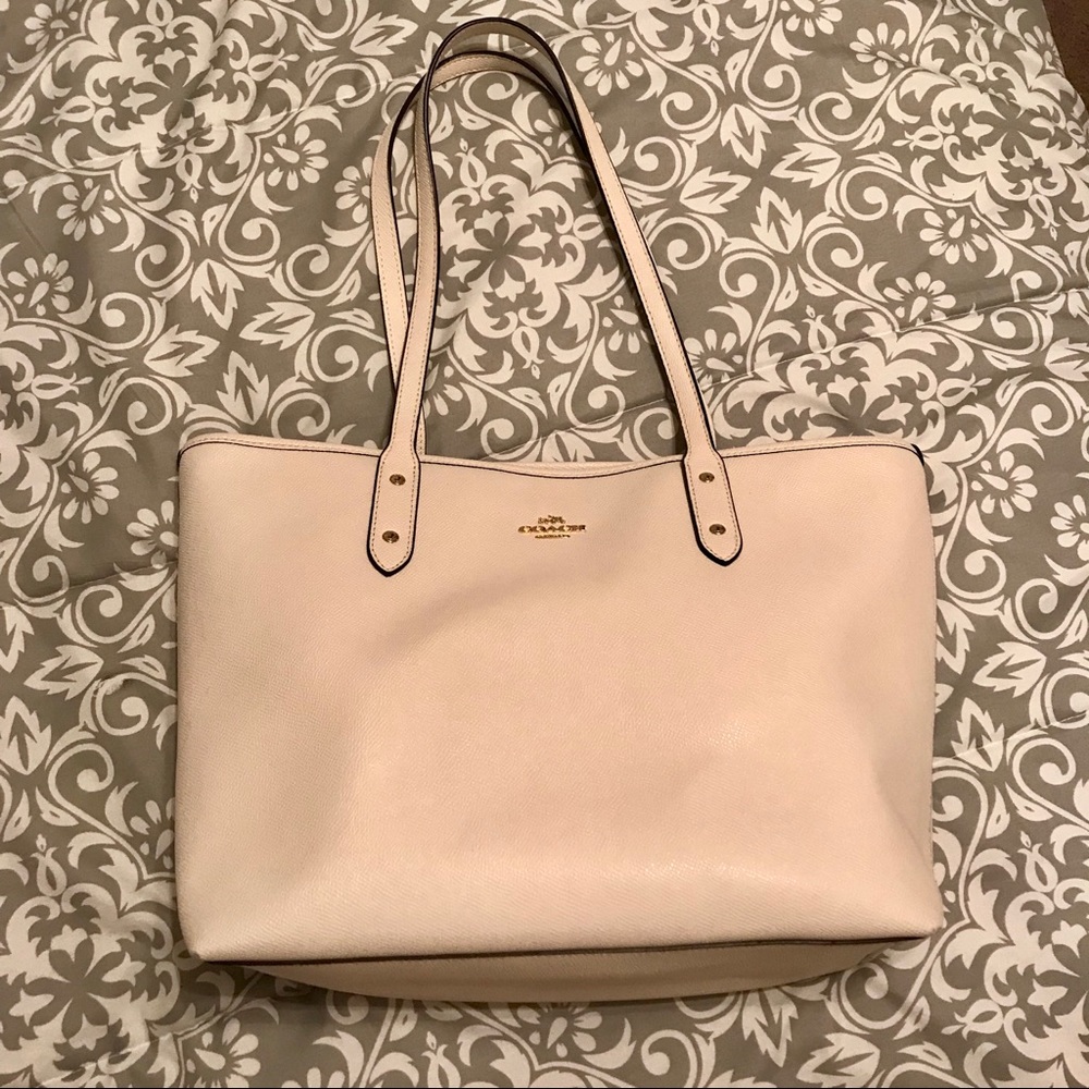LIKE NEW WINTER WHITE COACH PURSE-used a few times